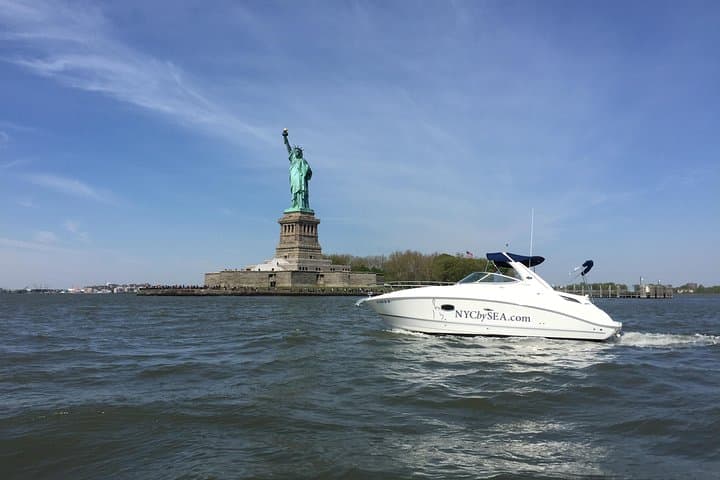 Private Luxury 2-Hour Daytime Boat Tour Around Lower Manhattan photo 3