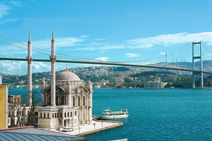 Bosphorus Sightseeing Boat Tour: 2-Hour Cruise Between Europe and Asia