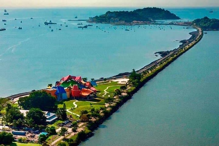 Panama Canal & City Sightseeing: Miraflores Locks to Casco Viejo