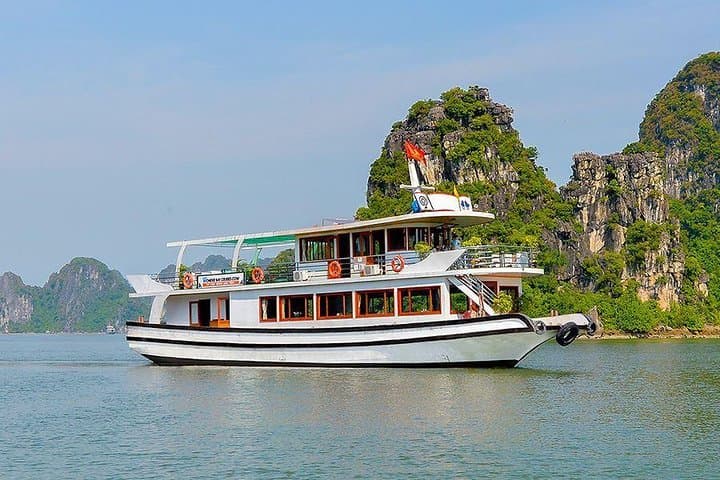 Halong Bay One-Day Cruise: Day Trip from Hanoi to Limestone Karsts