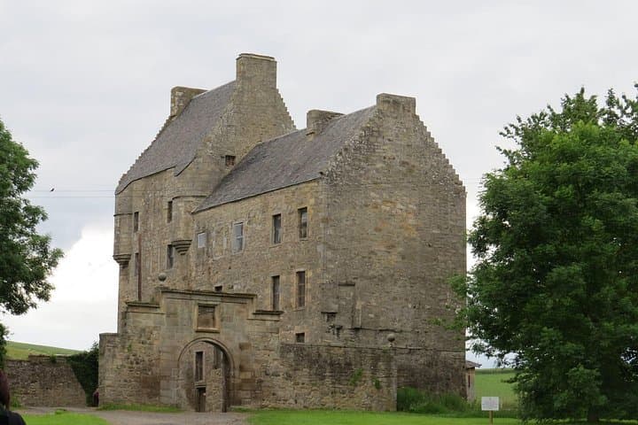 Outlander Filming Locations Day Tour from Glasgow: Doune, Blackness & Falkland photo 2