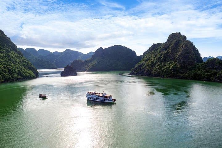 Budget 2-Day Halong Bay Cruise: Limestone Karsts, Caves & Kayaking