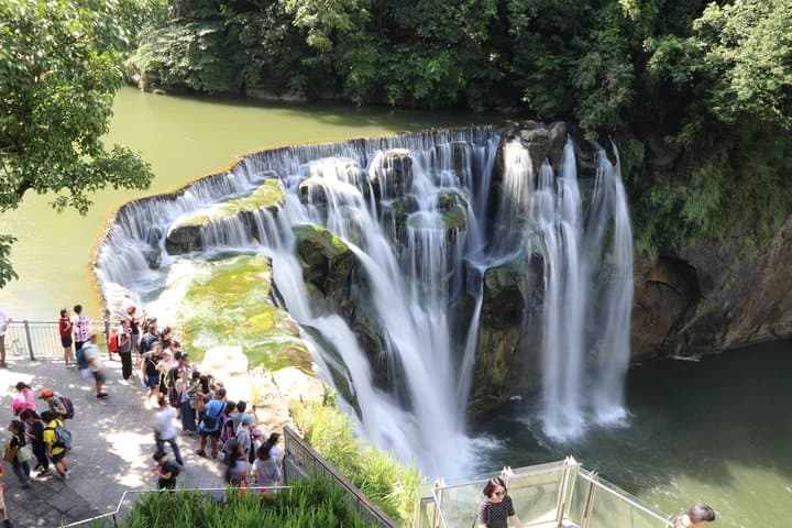Private 8-Hour Taipei Charter: Shifen Waterfall, Sky Lanterns & Jiufen Tea Houses photo 5
