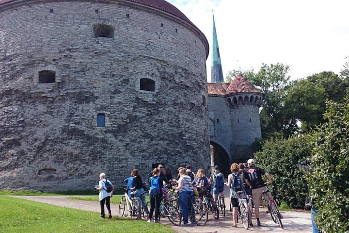 Tallinn Bike Tour from Cruise Port: Kadriorg, Old Town & Seaside Ride photo 4