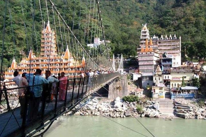 Strolling Laxman Jhula and the Ganga Aarti: Explore Rishikesh on Foot