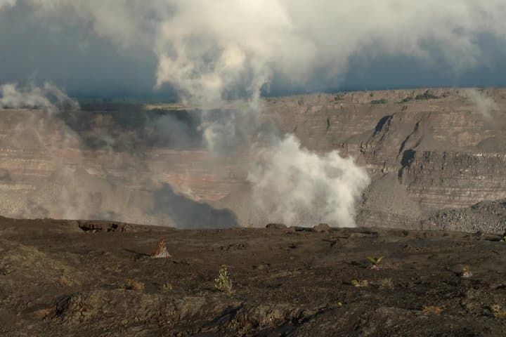 Private Volcanoes National Park and Hilo Tour: Kilauea Trails and Lava Views