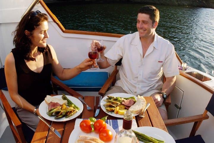 Evening Nile Dinner Cruise in Cairo — Live Music, Belly Dance & River Views