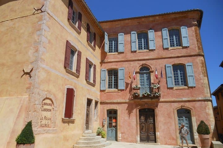 One-Day Provence Highlights from Avignon: Pont du Gard, Les Baux & Roussillon photo 2