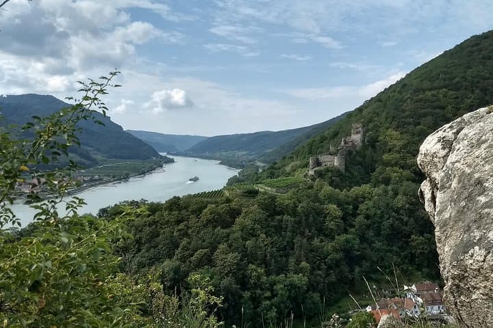 Wachau Valley Hike from Spitz: 3-Hour Beginner-Friendly Walk to Hinterhaus Ruin photo 3