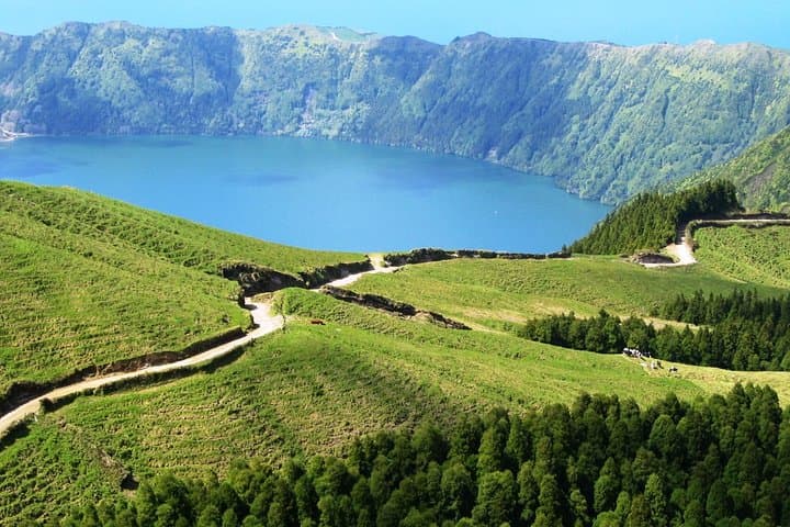 Full-Day Sete Cidades 4x4 Jeep Tour from Ponta Delgada: Lakes, Cliffs & Coastal Pools photo 2