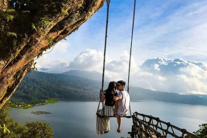 Bali Instagram Day Tour: Handara Gate, Twin Lakes, Waterfall & Ulun Danu photo 2