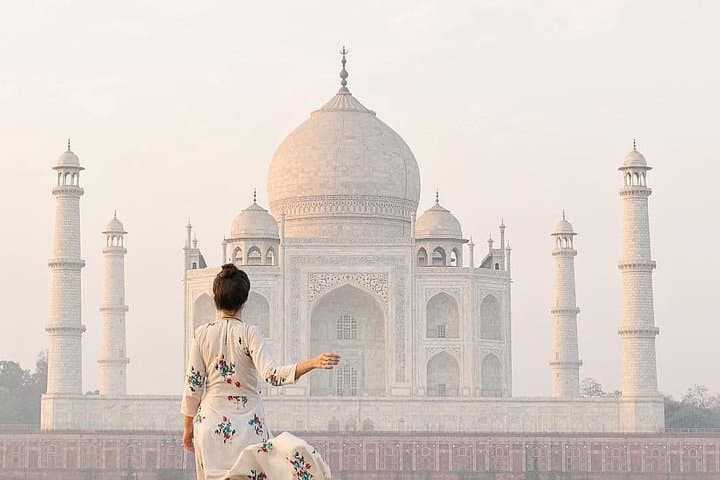 Sunrise Taj Mahal & Agra Fort: Private Day Tour from Gurgaon