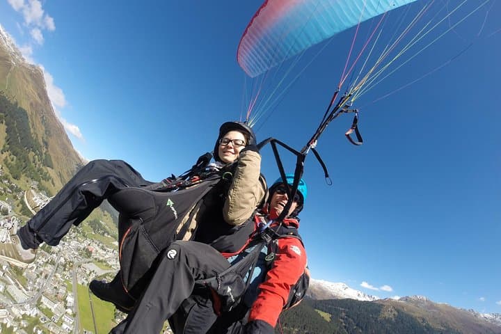 Tandem Paragliding from Jakobshorn: 1000m Davos Free Flight Experience photo 5