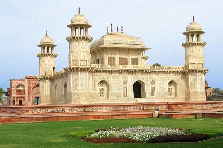 Same-Day Taj Mahal Car Tour: Delhi to Agra in One Day photo 3