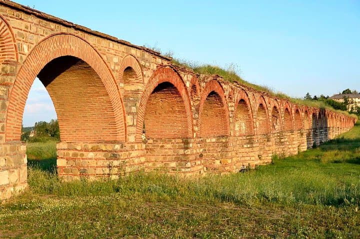 Skopje City Tour & Roman Aqueduct: Walk, History, and a Cevapi Lunch