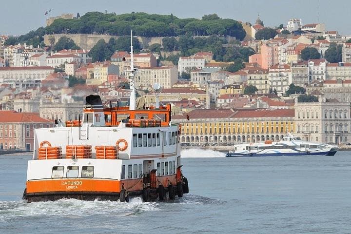 South of Lisbon Private Tour: Cacilhas, Almada & Costa da Caparica Views
