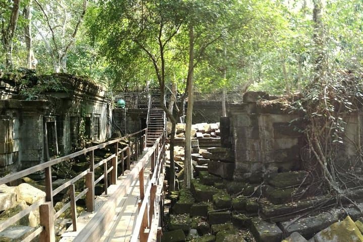 Beng Mealea & Kompong Khleang: One-Day Jungle Temple and Floating Village from Siem Reap