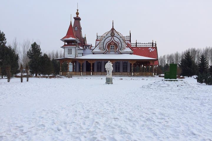Volga Manor Day Tour From Harbin: Russian Architecture, Gardens & Live Russian Show photo 6