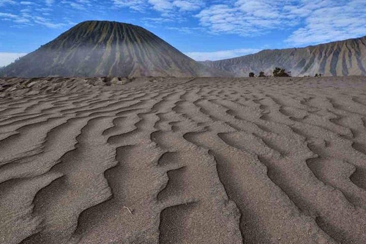 Midnight Bromo Open Trip from Malang: Sunrise Jeep Ride to Bromo Crater & Whispering Sands photo 4