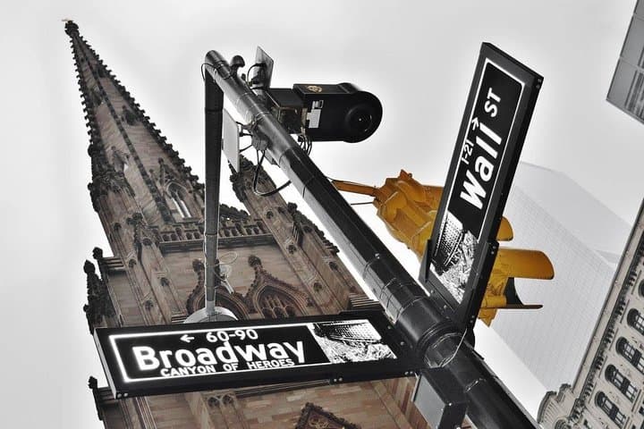 Downtown New York Walking Tour: Wall Street, 9/11 Memorial & Statue Views