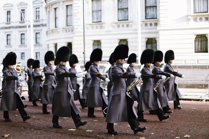 Changing of the Guard Guided Walking Tour: Semi-Private Buckingham Palace Experience photo 4