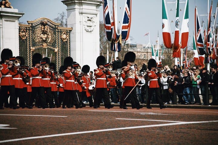 Changing of the Guard Guided Walking Tour: Semi-Private Buckingham Palace Experience
