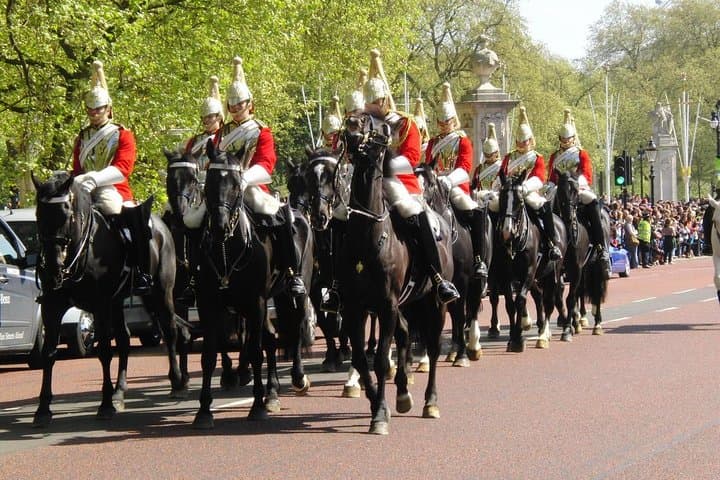 Changing of the Guard Guided Walking Tour: Semi-Private Buckingham Palace Experience photo 3