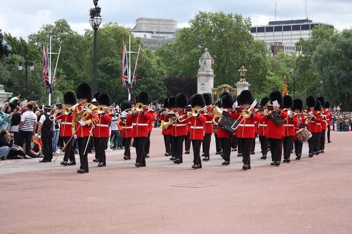 Insider Guide: Private Changing of the Guard Walking Tour in London photo 6