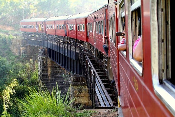 Nuwara Eliya by Train and Car: 2-Day Tea Country Journey from Badulla to Kandy photo 4