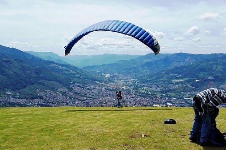Medellin City Tour with Paragliding and Local Food Tasting photo 4