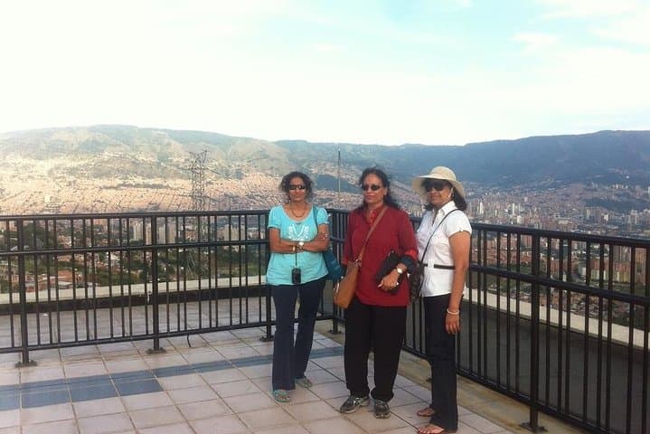Medellín Full-Day City Tour: Metrocable, Botero, Comuna 13 & Botanical Gardens photo 3