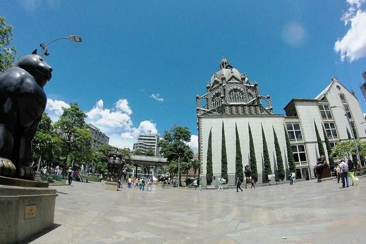 Medellín Full-Day City Tour: Metrocable, Botero, Comuna 13 & Botanical Gardens photo 6