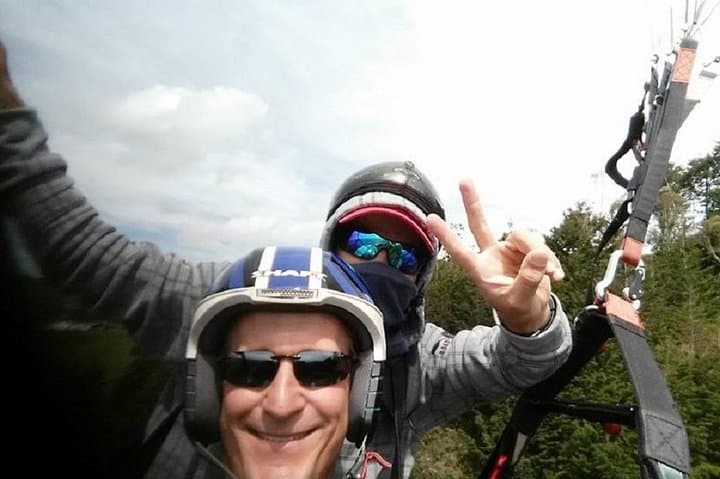 Medellín Paragliding and Christmas Lights: A Private Day-to-Night Flight photo 4