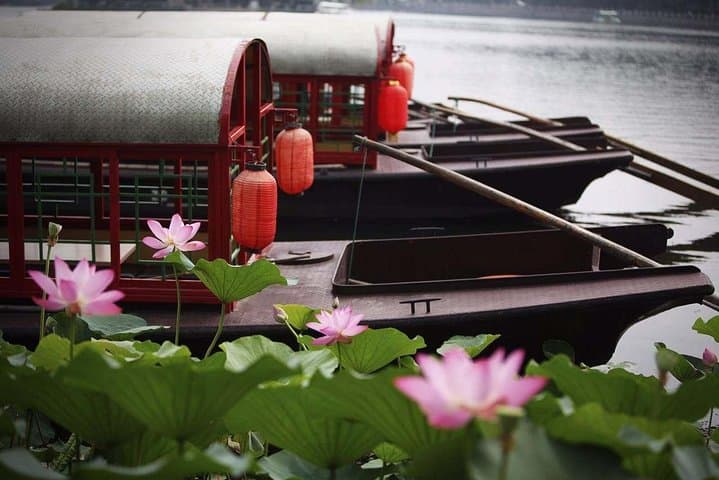 Beijing Hutong Night Tour: Yunnan Dinner & Private Houhai Boat Ride photo 3