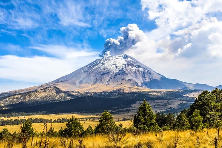 Iztaccihuatl Volcano Hike from Mexico City — Paso de Cortés Trek with an Alpinist photo 5