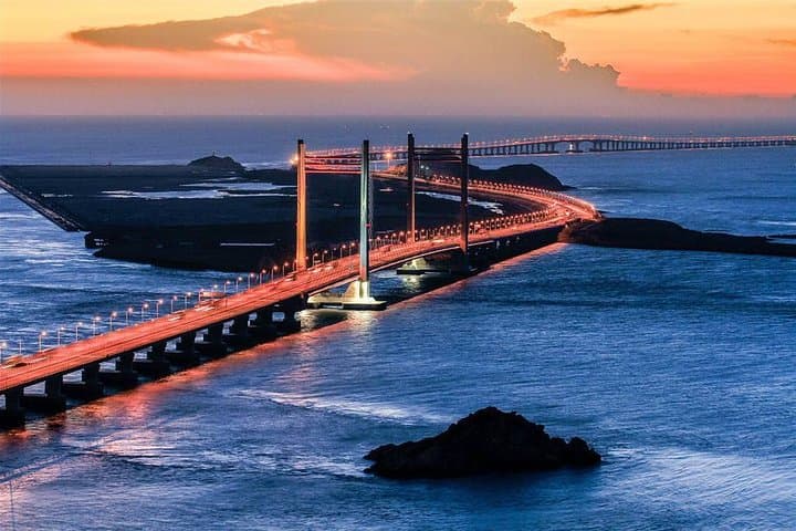 Donghai Bridge & Yangshan Port Private Tour — Sea-Crossing Views and Seafood Feast photo 1