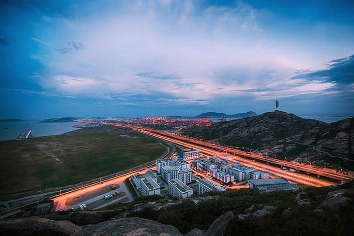 Donghai Bridge & Yangshan Port Private Tour — Sea-Crossing Views and Seafood Feast photo 2