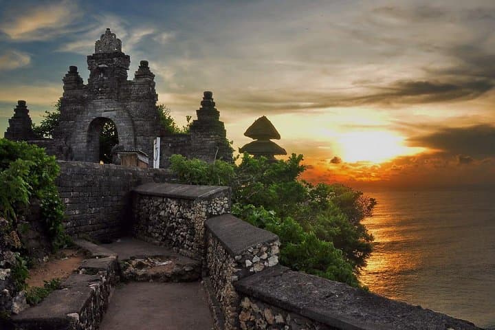 Uluwatu Temple Sunset Tour: Cliffside Views, Kecak Dance & Monkeys