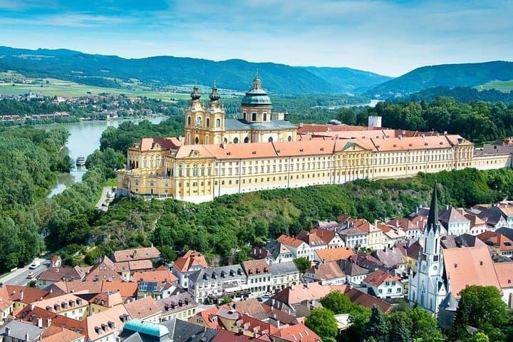 Road to the Wachau: Private Sightseeing Transfer from Český Krumlov to Vienna via Rožmberk, Melk & Dürnstein