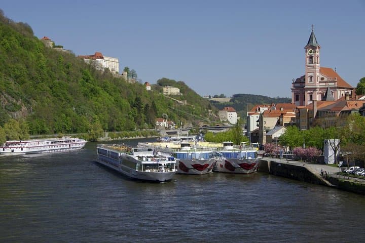 Private Scenic Transfer: Passau to Prague with 2-Hour Cesky Krumlov Guided Tour