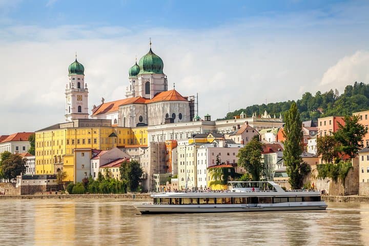 Private Shore Excursion: Salzburg, Hallstatt & Eagle's Nest from Linz or Passau