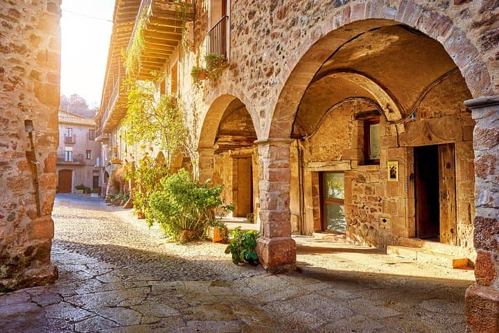 Besalú, Banyoles & Garrotxa Volcanoes Day Trip from Girona photo 5