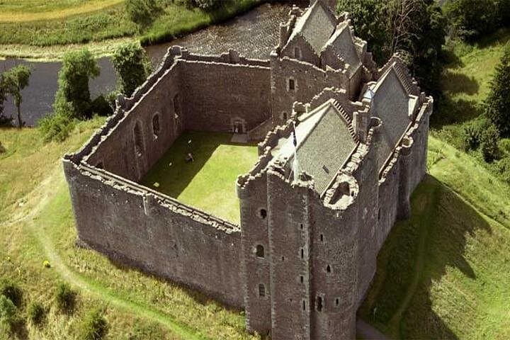 Outlander Day Tour from Edinburgh (Spanish) — Castles, Villages & Filming Locations photo 2
