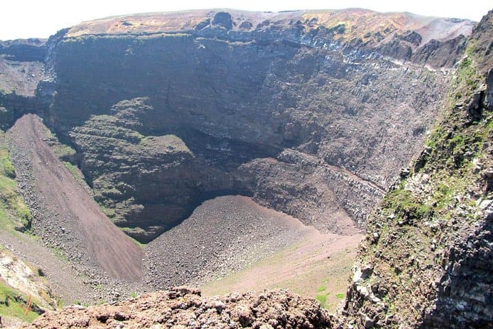 Skip-the-Line Pompeii and Vesuvius Day Tour: Explore Ancient Ruins and Hike Mount Vesuvius photo 3