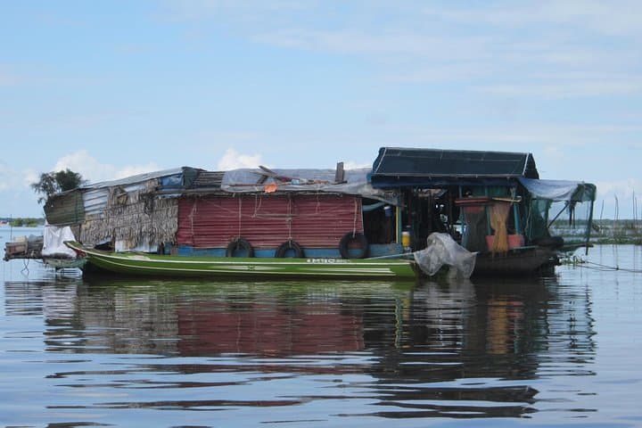 Kampong Khleang Floating Village, War Museum & Wat Thmey Day Tour from Siem Reap photo 3