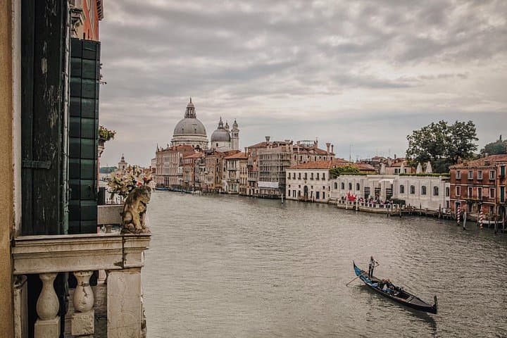 Gondola Ride and Aperitif at a Venetian Palace — Grand Canal Aperitif Experience photo 2