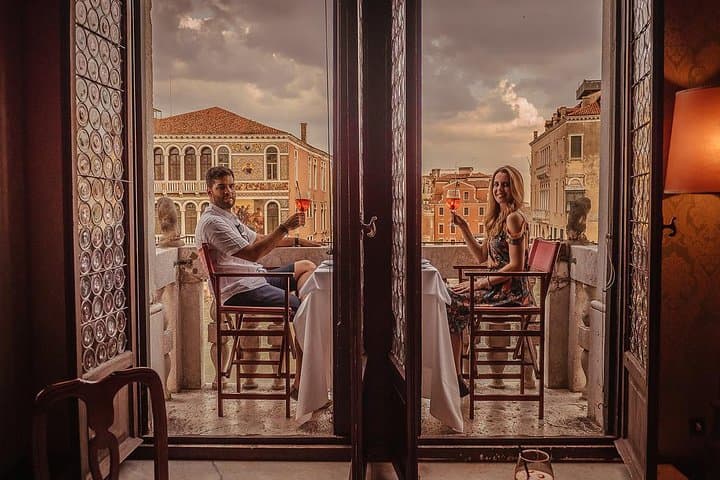 Private Gondola Ride and Palace Dinner with Wine in Venice