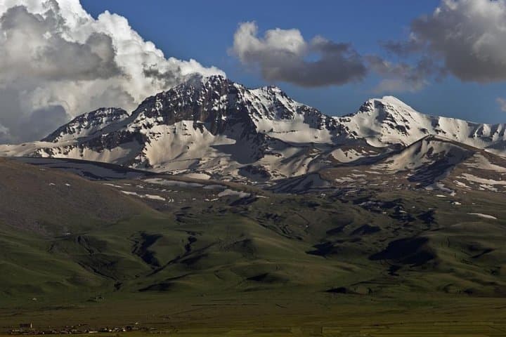 Jeep-Hike to Aragats Mountain: Lake Kari & Amberd Day Trip from Yerevan