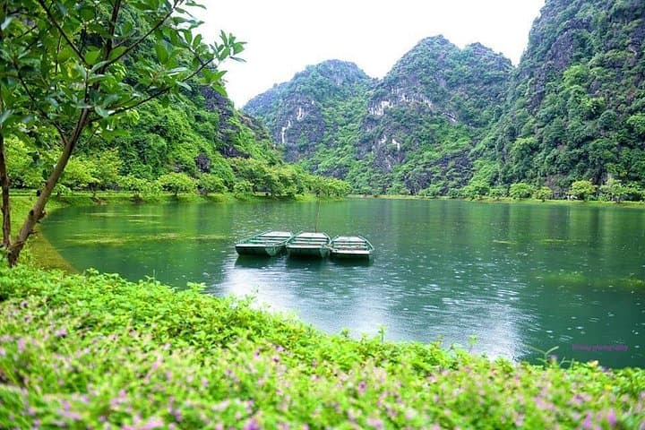 Ninh Binh Day Tour: Hoa Lu, Am Tien Cave & Trang An Boat Ride photo 3