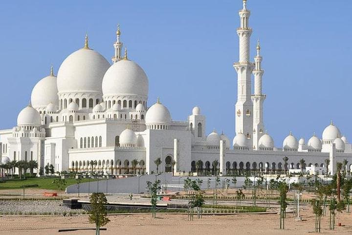 Private Abu Dhabi City Tour from Dubai — Sheikh Zayed, Corniche & Heritage Village